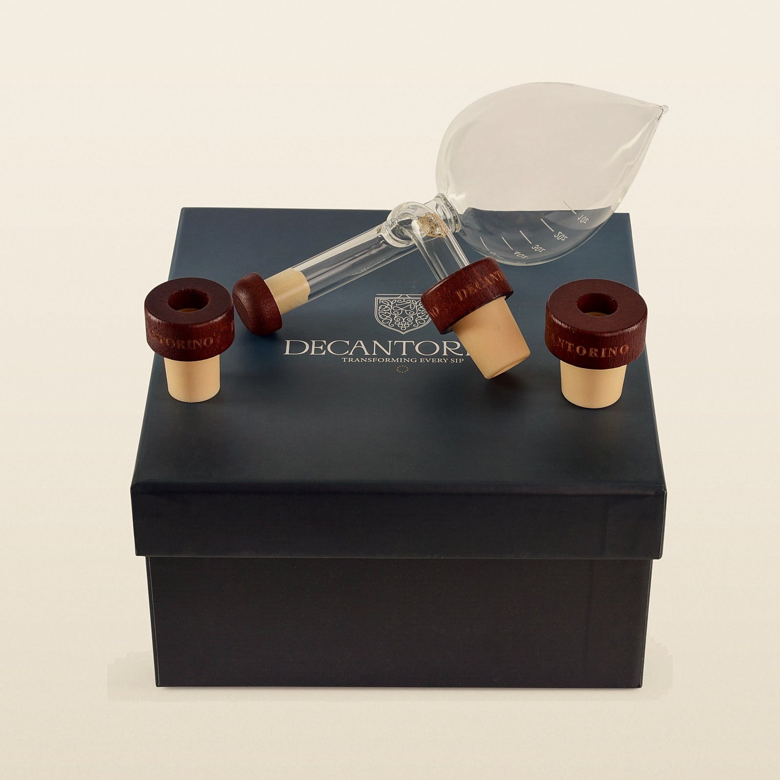 Decantorino Pro Deluxe con sus tapones de madera sobre la caja de regalo