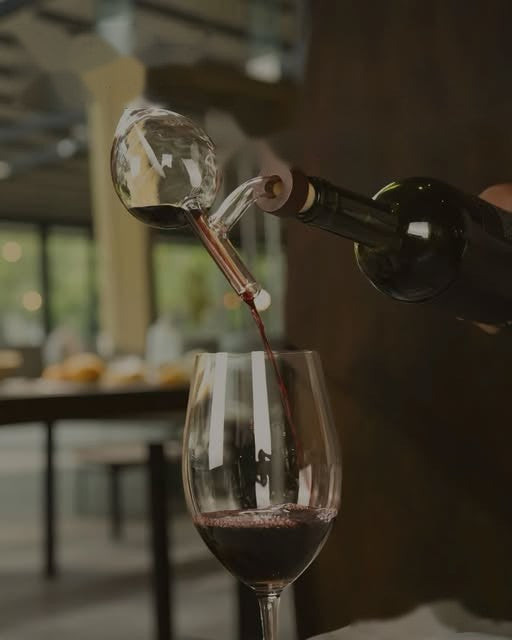 Decantorino sirviendo vino tinto directo a la copa en un restaurante